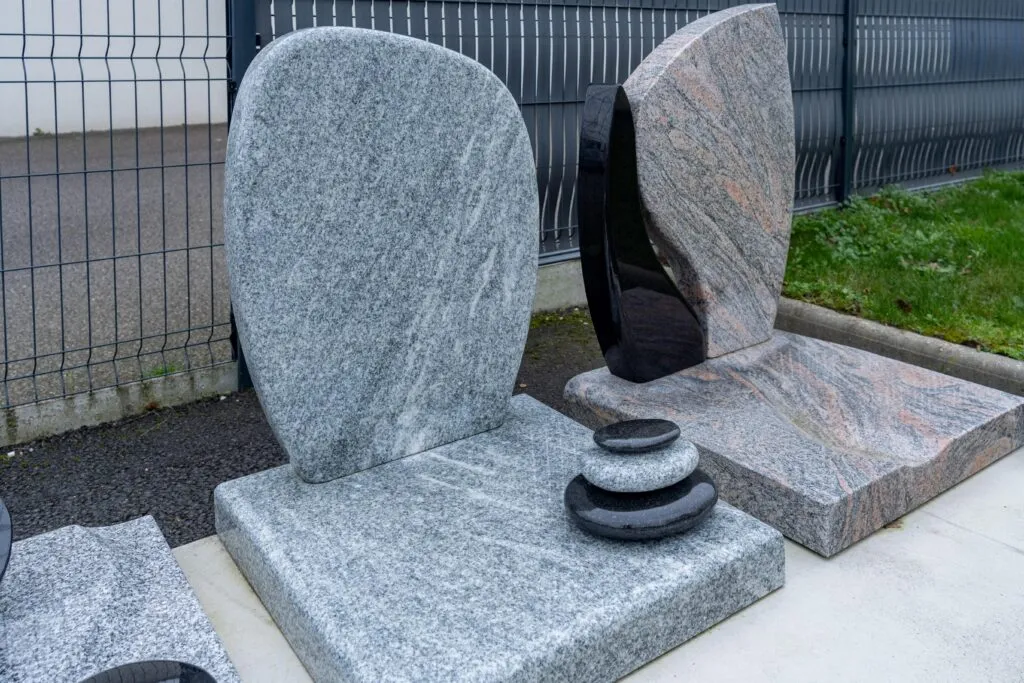 fleurs dans un vase dans un cimetiere